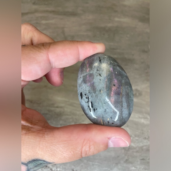 COPY - Labradorite palm stone - Picture 1 of 3